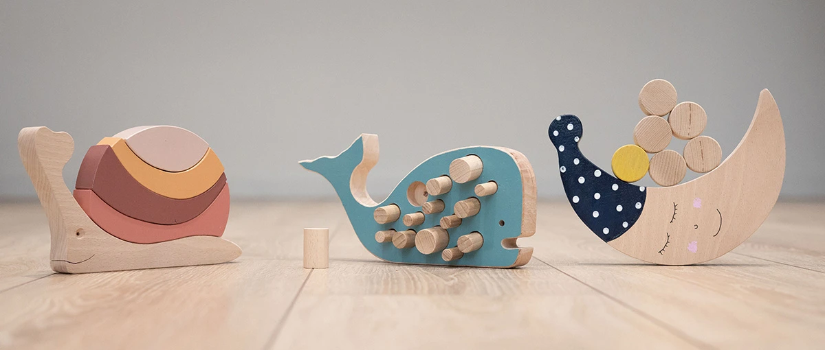 trois jouets artisanaux en bois pour les enfants