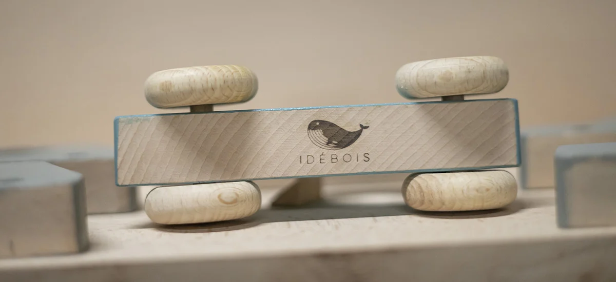 voiture à roulettes en bois signée Idébois®