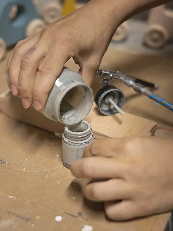 préparation de peinture pour peindre un jouet en bois Idébois Créations