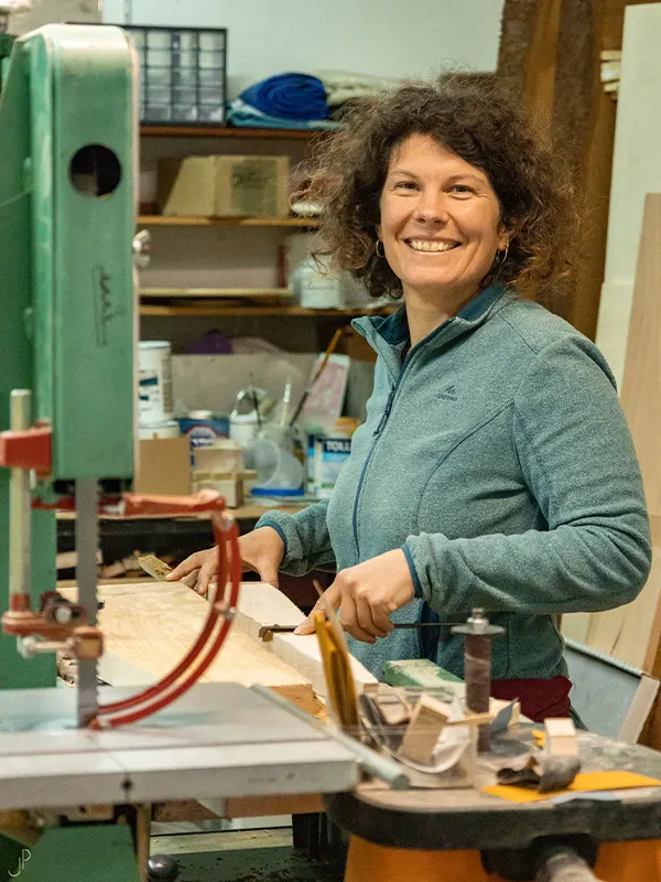 virginie bouvant dans son atelier de fabrication de jeux en bois