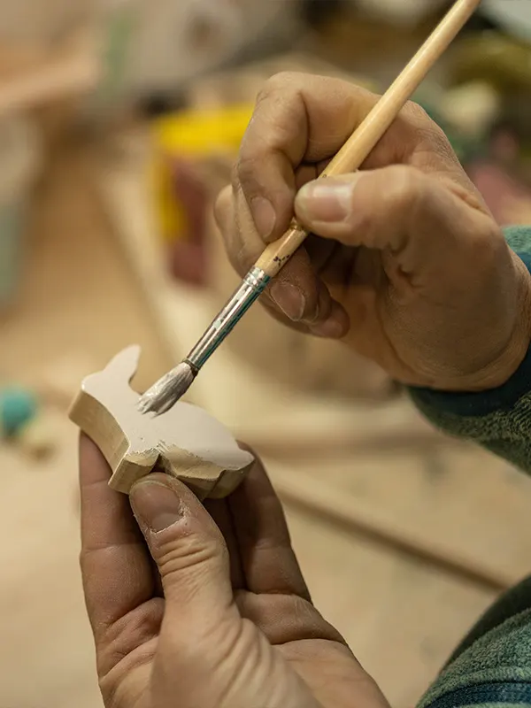 peinture d'une pièce de jeux en bois lapin