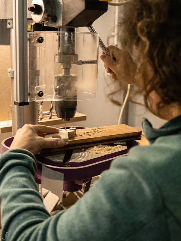 perçage d'une pièce de jeu renne en bois dans l'atelier d'Idébois Créations