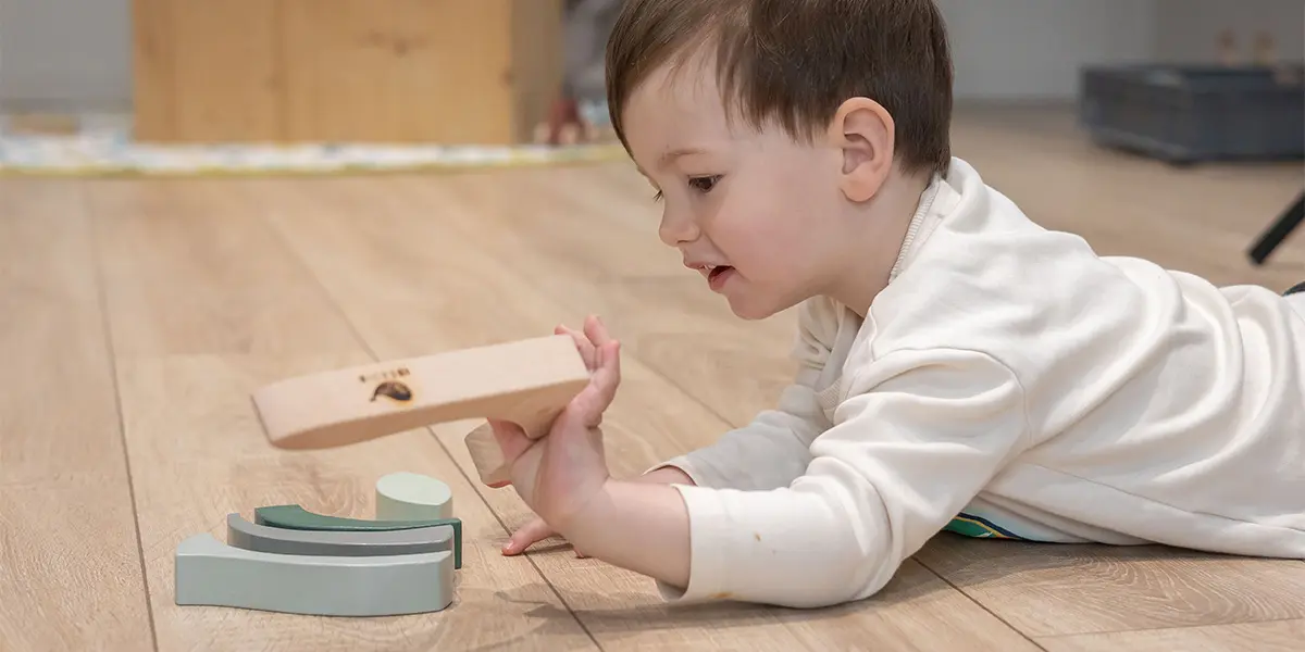 enfant jouant avec un puzzle vertical en bois fabriqué artisanalement en France