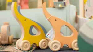 éléphant en bois à tirer sur le stand des jouets en bois français d'Idébois Créations au marché de la création de Trévoux (01)