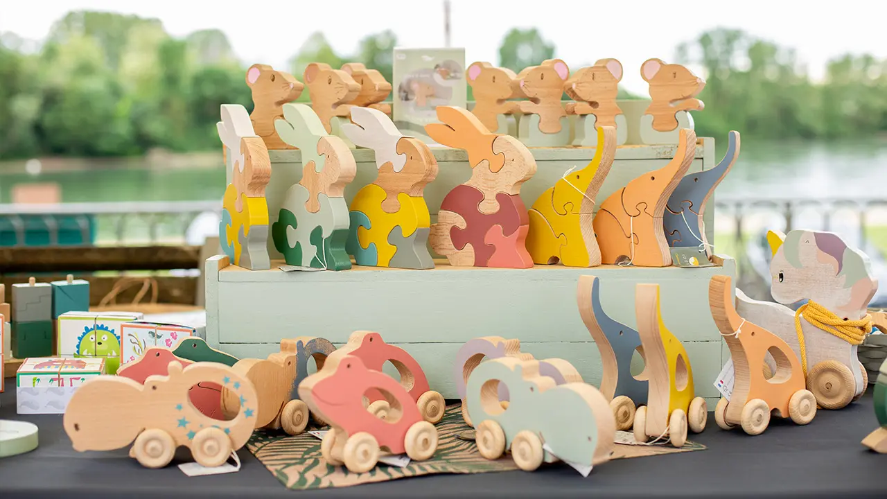 le stand de jouets Idébois Créations au marché de la création de Trévoux, dans l'Ain