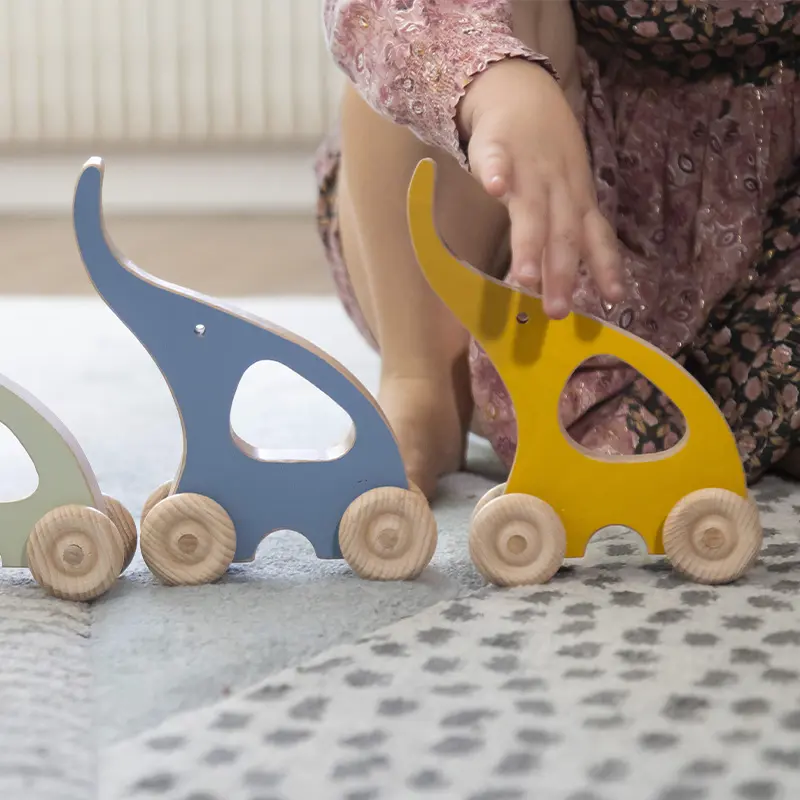 petite fille jouant avec un éléphant à roulettes personnalisable - Cadeau de naissance durable - Fabrication française Idébois Créations