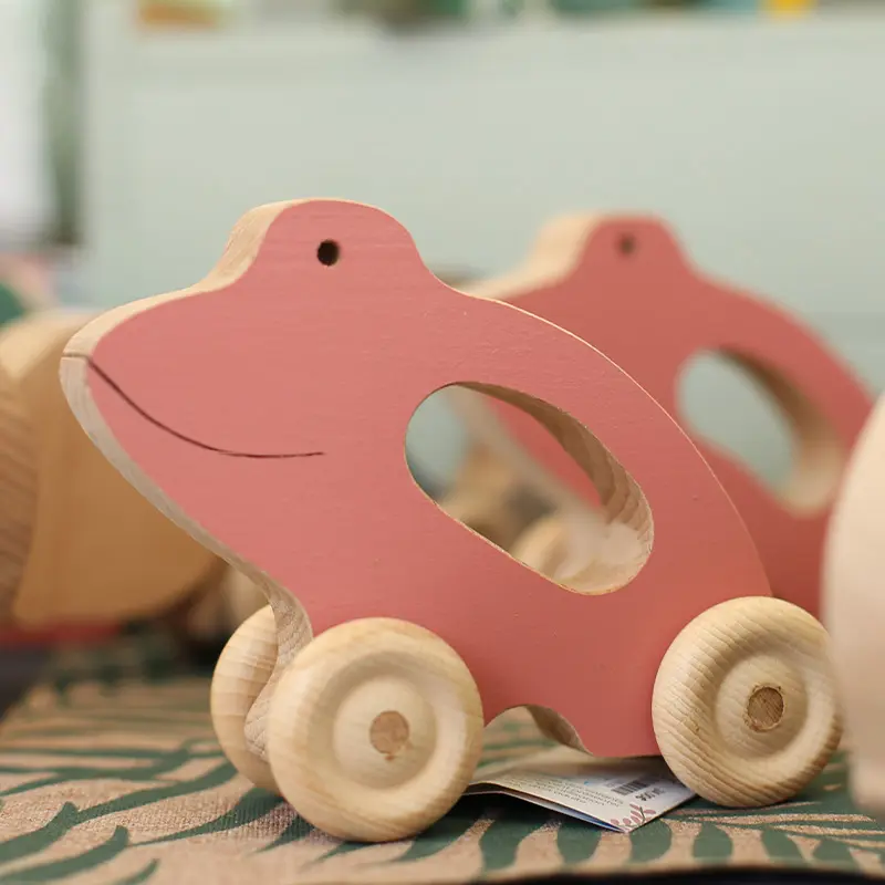 grenouille à roulettes personnalisable pour un cadeau de naissance avec prénom