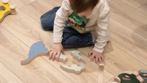 un enfant en train d'assembler un puzzle éléphant - Idébois Créations