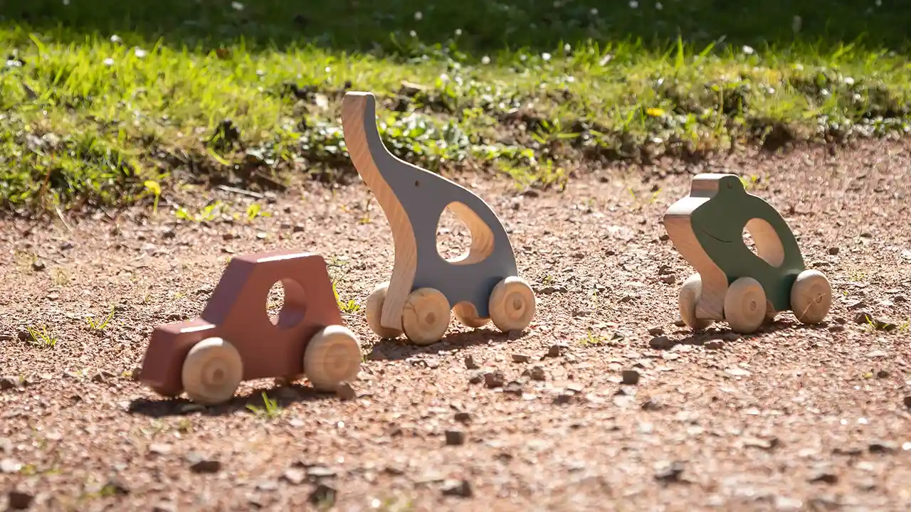 petite voiture, éléphant et grenouille à roulettes en extérieur